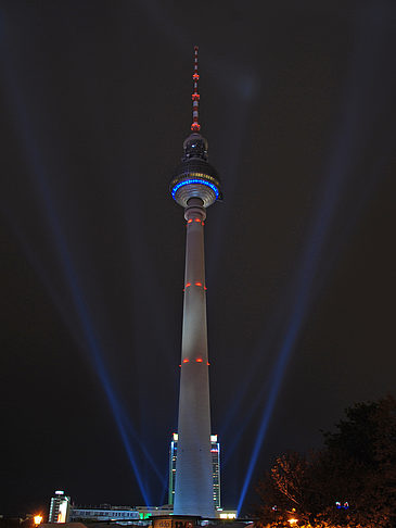 Fernsehturm bei Nacht Fotos