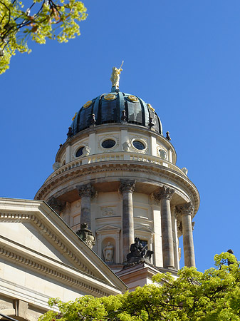 Foto Französischer Dom mit Bäumen