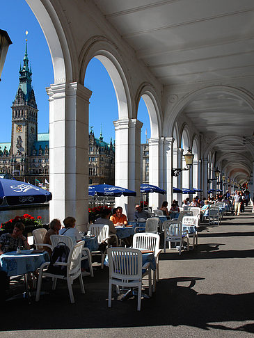 Foto Blick durch die Bögen der Alster Arkaden auf das Rathaus
