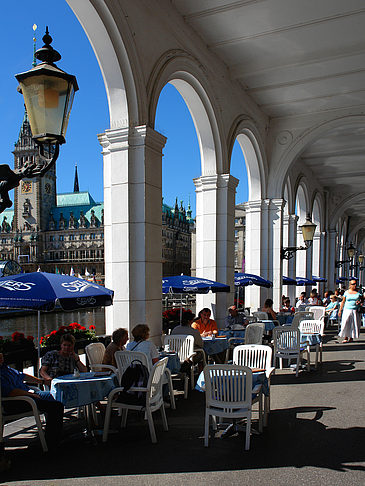 Fotos Blick durch die Bögen der Alster Arkaden auf das Rathaus
