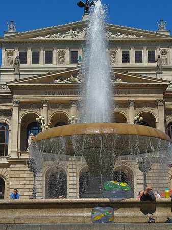 Alte Oper mit Brunnen