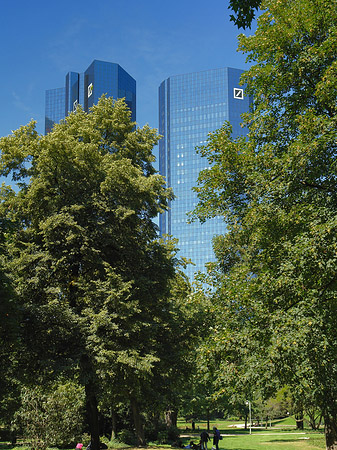Deutsche Bank mit Bäumen