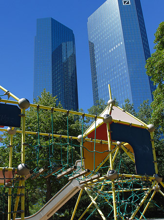 Deutsche Bank mit Spielplatz