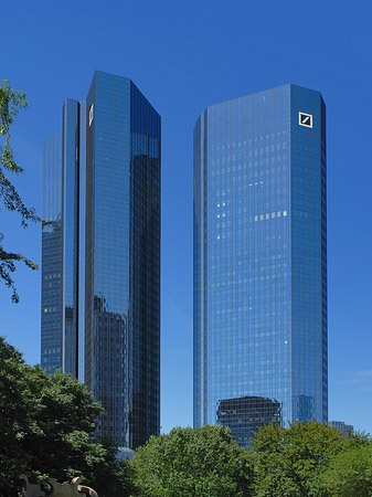 Foto Deutsche Bank mit Wiese