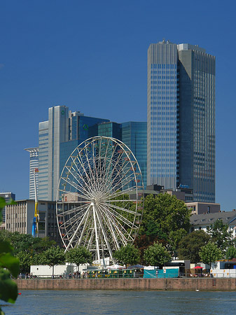 Eurotower und dresdener Bank mit riesenrad Foto 