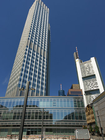 Eurotower hinter Schauspiel Frankfurt
