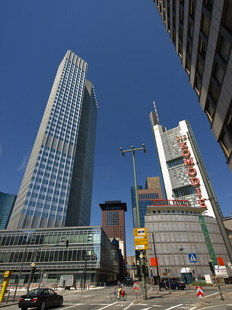 Foto Eurotower hinter Schauspiel Frankfurt