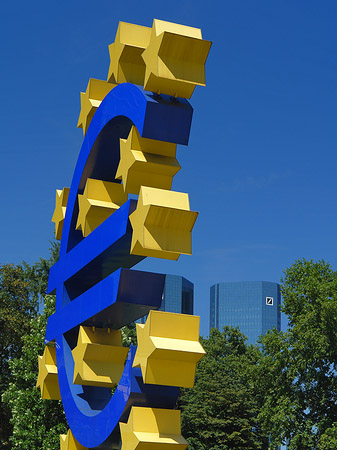Eurozeichen mit Bäumen
