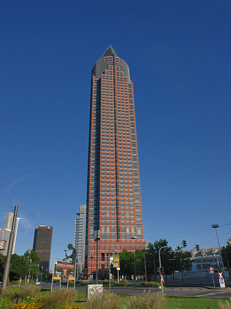 Foto Messeturm mit Theodor-Heuss-Allee