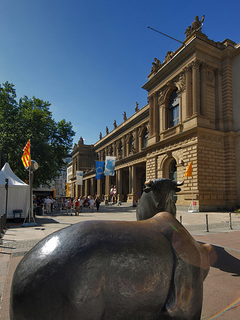 Wertpapierbörse mit Bulle und Bär Foto 