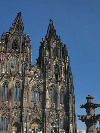 Foto Touristen tummeln sich vor Kölner Dom - Köln