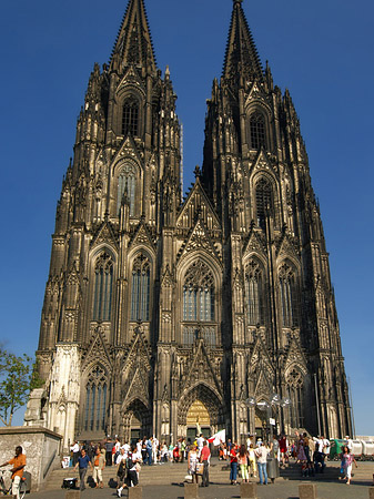 Foto Touristen tummeln sich vor Kölner Dom