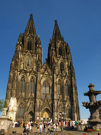 Fotos Touristen tummeln sich vor Kölner Dom | Köln