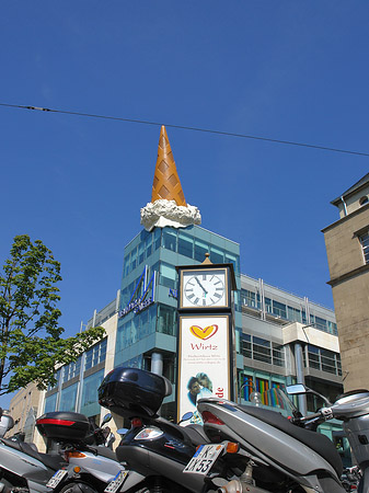 Neumarkt Galerie mit Mopeds