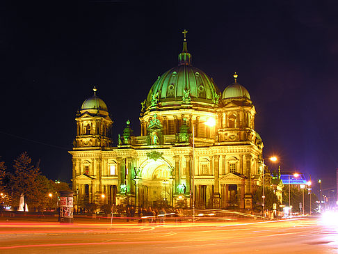 Berliner Dom bei Nacht Fotos