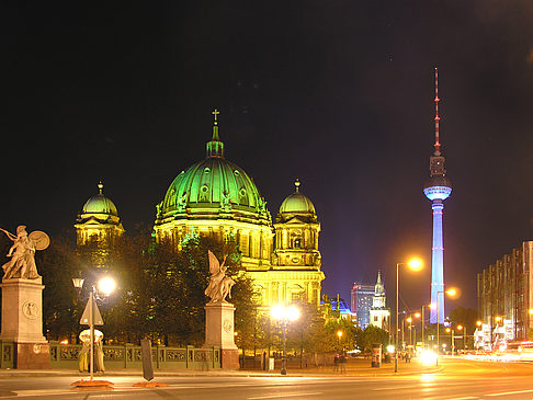 Foto Berliner Dom bei Nacht - Berlin