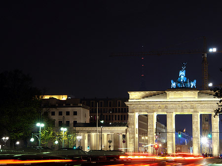 Brandenburger Tor mit Straßenverkehr
