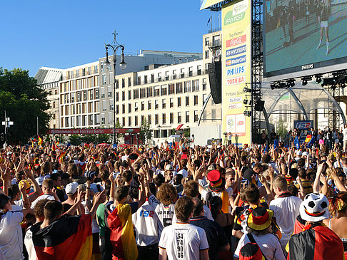 Bühne auf dem Fanfest Foto 