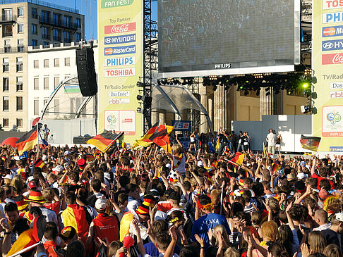 Bühne auf dem Fanfest Fotos