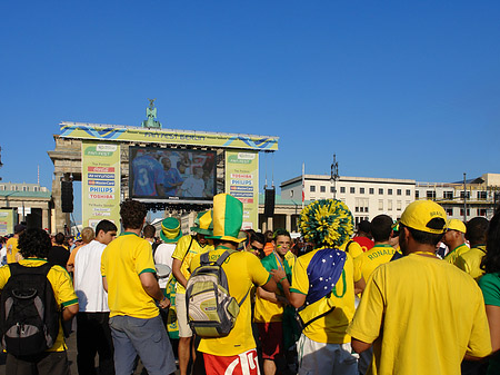 Foto Fans am Brandenburger Tor