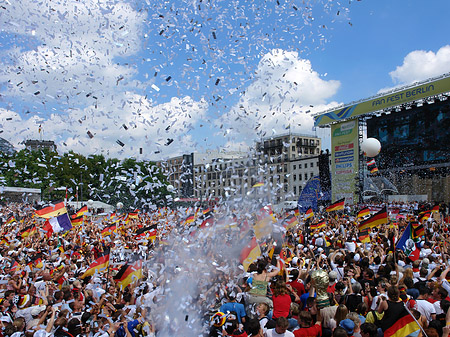 Konfetti Parade - Nationalmannschaft Foto 