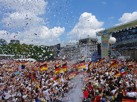 Fotos Konfetti Parade - Nationalmannschaft | Berlin
