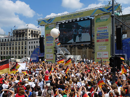 Fanfest - Menchenmasse Fotos