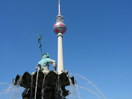 Fernsehturm mit Neptunbrunnen