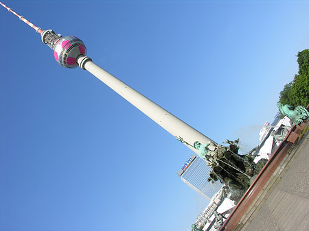 Foto Fernsehturm mit Neptunbrunnen - Berlin