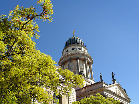 Französischer Dom mit Bäumen Fotos