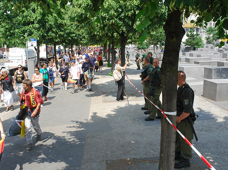Fotos Holocaust Mahnmal mit Polizeiabsperrung