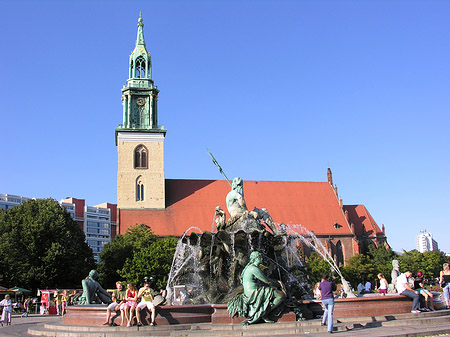 Neptunbrunnen vor Marienkirche