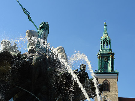 Fotos Neptunbrunnen mit Marienkirche