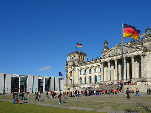 Touristen am Reichstag Fotos