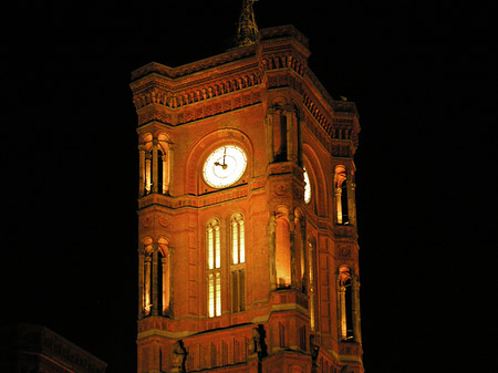 Rotes Rathaus bei Nacht