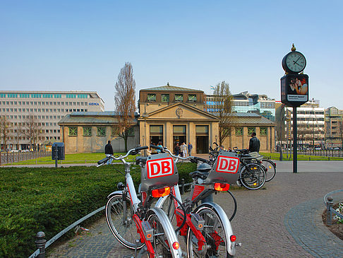 Fotos Fahrräder am Bahnhof