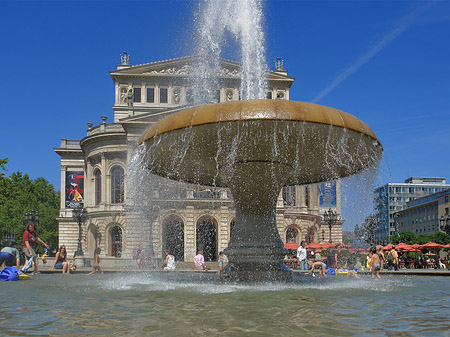Alte Oper mit Brunnen