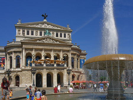 Foto Alte Oper mit Brunnen
