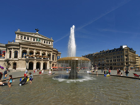 Alte Oper mit Brunnen Fotos