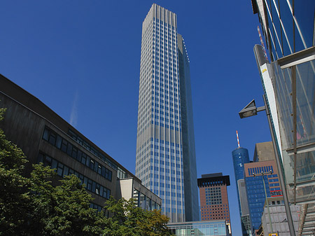 Eurotower mit Häusern Foto 