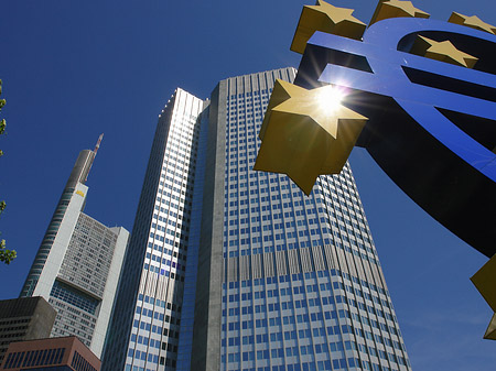 Eurozeichen mit Eurotower Fotos