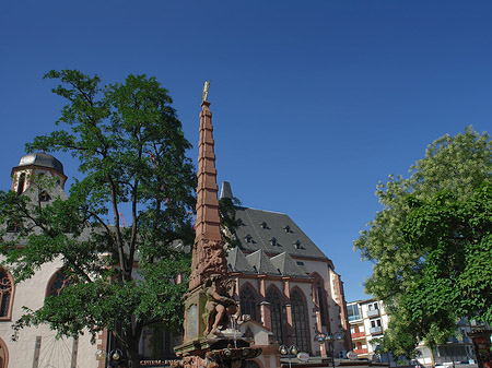 Foto Liebfrauenkirche mit Liebfrauenbrunnen - Frankfurt am Main