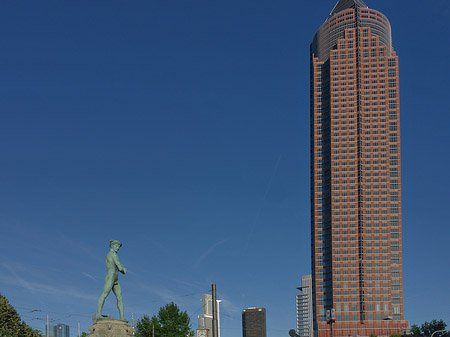 Foto Messeturm mit Ludwig-Erhard-Anlage