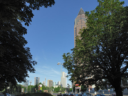 Messeturm mit Skyline