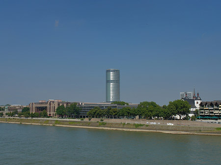 Hohenzollernbrücke führt zum Kennedyufer