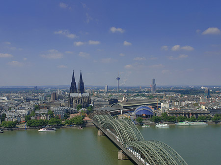 Fotos Hohenzollernbrücke und Kölner Dom aus der Ferne