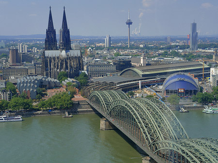 Fotos Hohenzollernbrücke und Kölner Dom aus der Ferne