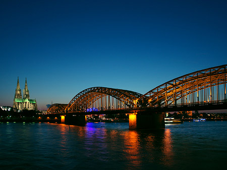 Fotos Kölner Dom hinter der Hohenzollernbrücke | Köln