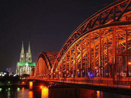 Kölner Dom hinter der Hohenzollernbrücke Foto 