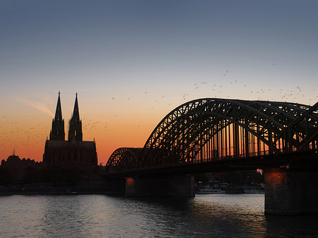 Foto Kölner Dom hinter der Hohenzollernbrücke - Köln